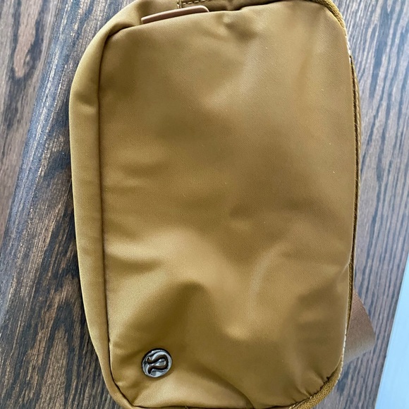 Lululemon ๐ฎ BURNT CARAMEL Everywhere Belt Bag - Picture 4 of 9
